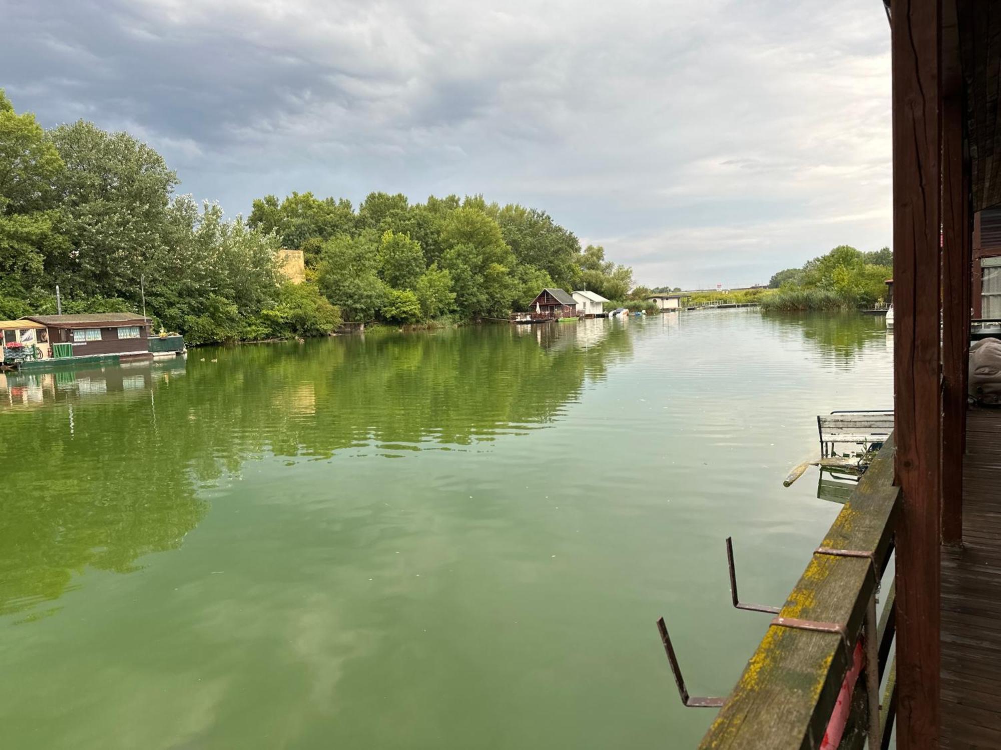 Houseboat - Beacon Of Happiness Hotel Bratislava Exterior foto